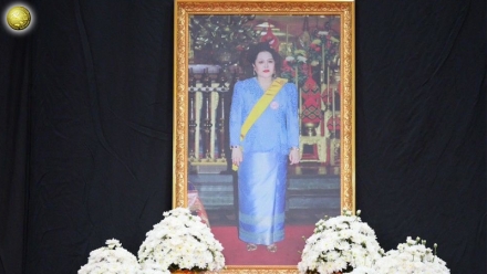 ร่วมพิธีถวายน้ำสรงพระบรมศพ เบื้องหน้าพระฉายาลักษณ์ สมเด็จพระนางเจ้าสิริกิติ์ พระบรมราชินีนาถ พระบรมราชชนนีพันปีหลวง