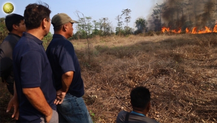 ระงับเหตุเพลิงไหม้ป่าหญ้าในพื้นที่รกร้าง