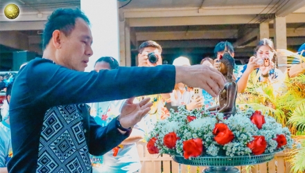 ประเพณีสงกรานต์รดน้ำดำหัว