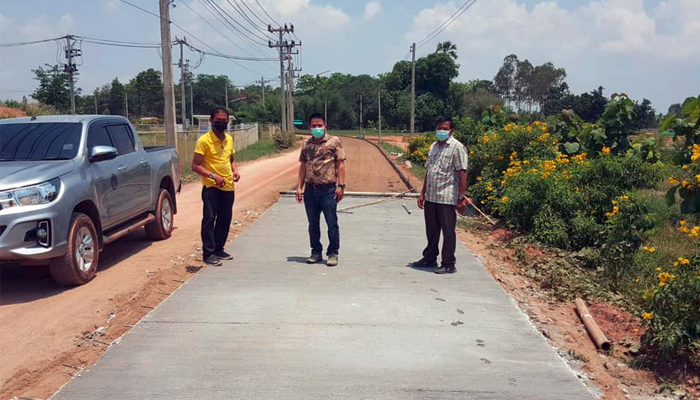 ตรวจเยี่ยมโครงการก่อสร้างถนนคอนกรีตเสริมเหล็ก หมู่ที่ 5 สายหลุมทราย
